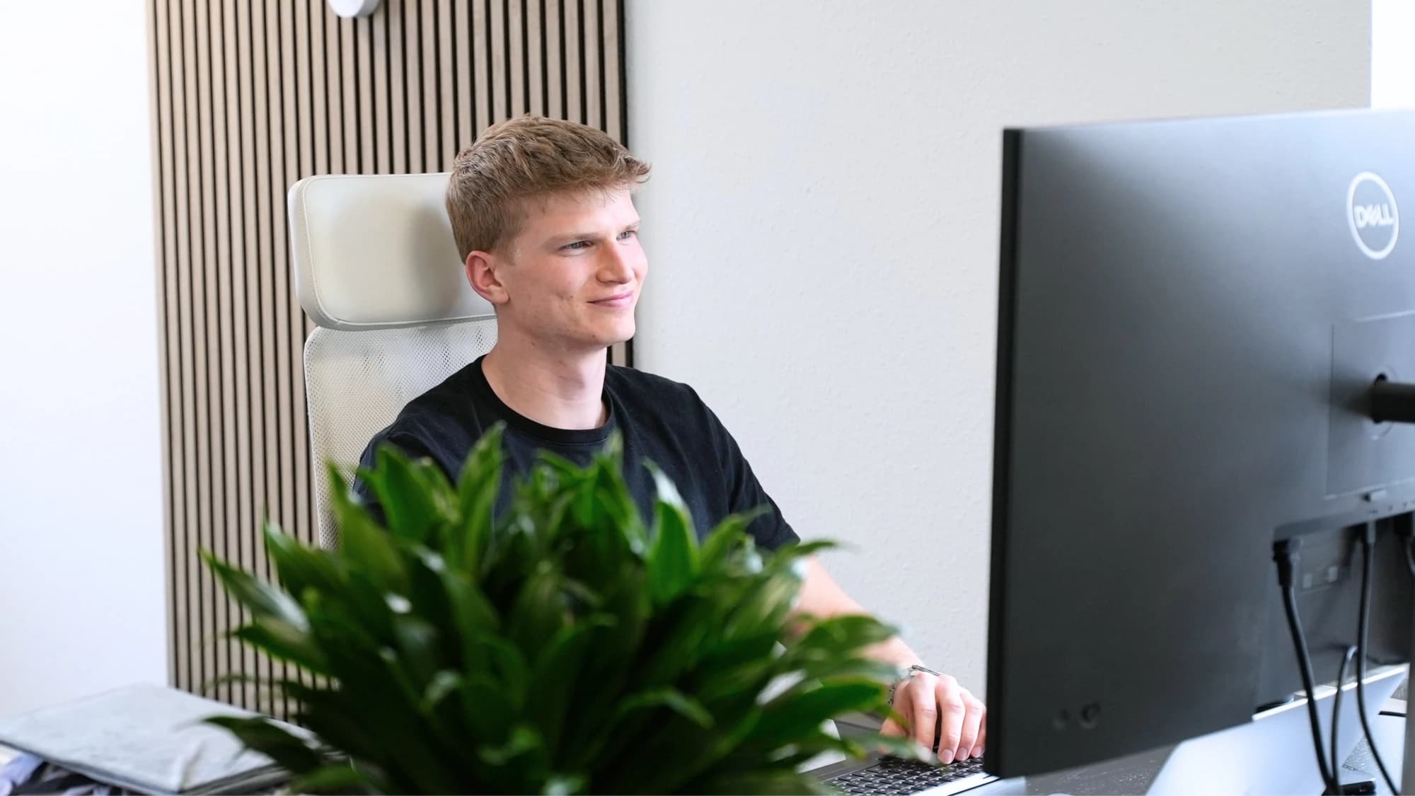 Benjamin ved skærmen på kontoret