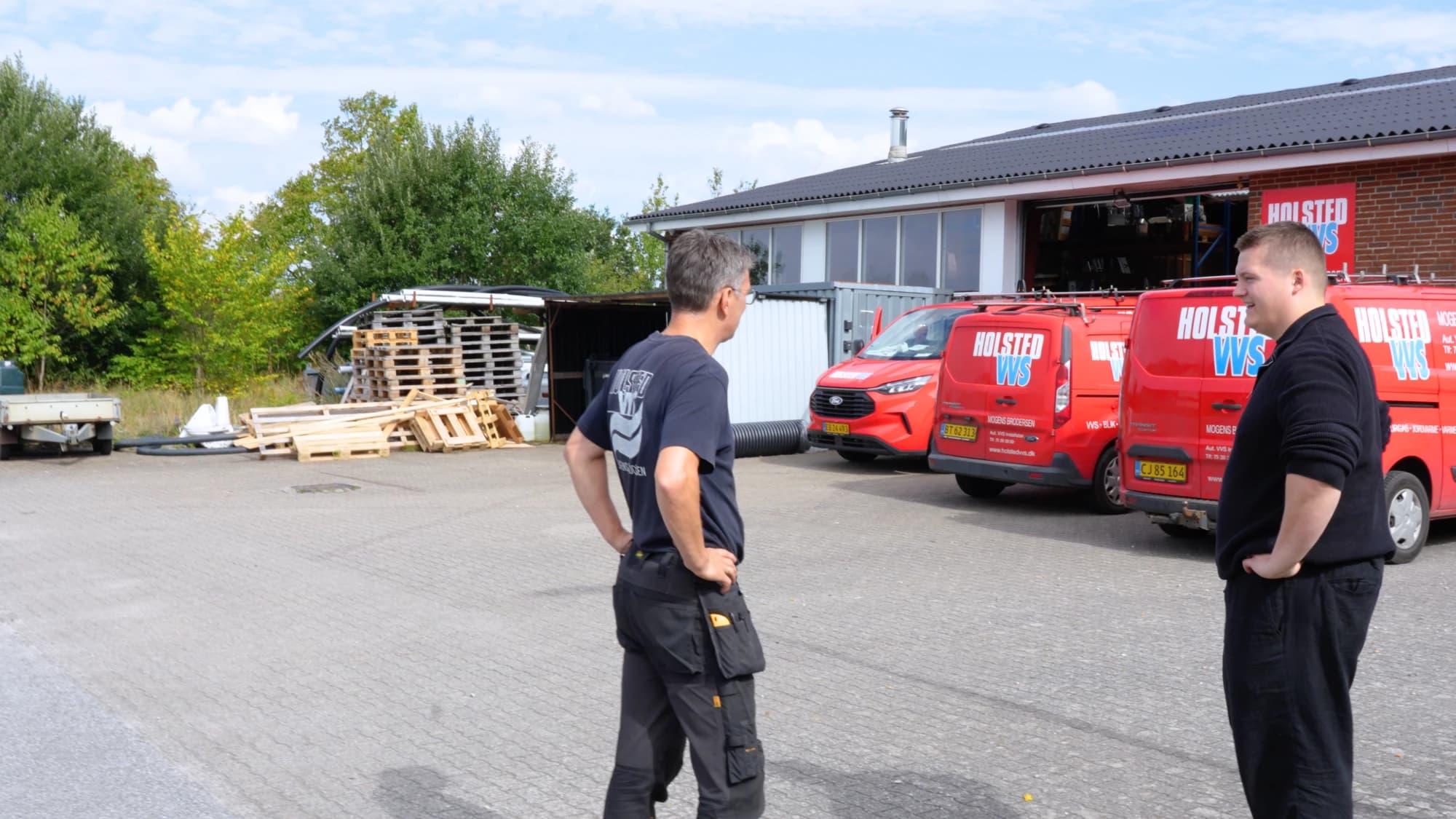 Snak med Holsted VVS foran servicebilerne